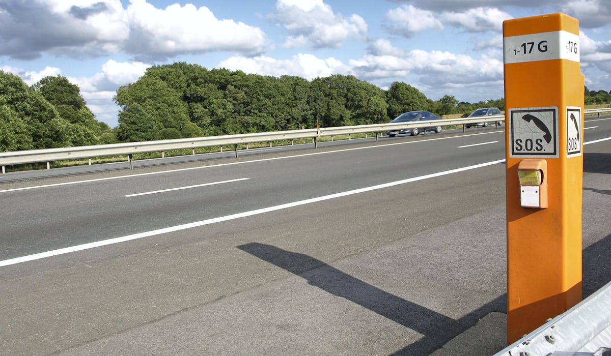 En cas de panne sur une autoroute, vous devez utiliser une borne d’appel d’urgence ou une application.