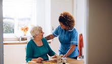 Emploi à domicile : vers une suppression de l’avantage fiscal pour les personnes âgées ?