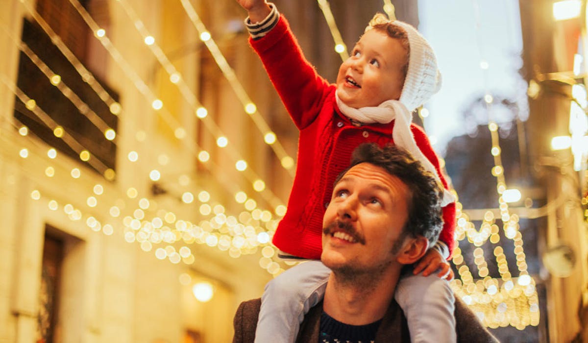 Les parents divorcés reçoivent leurs enfants pendant chacun une partie des congés.