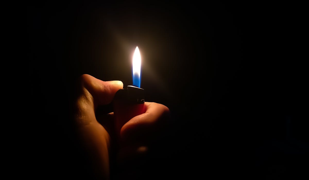 Les fournisseurs d’électricité peuvent couper le courant des personnes qui ne paient plus leurs factures.