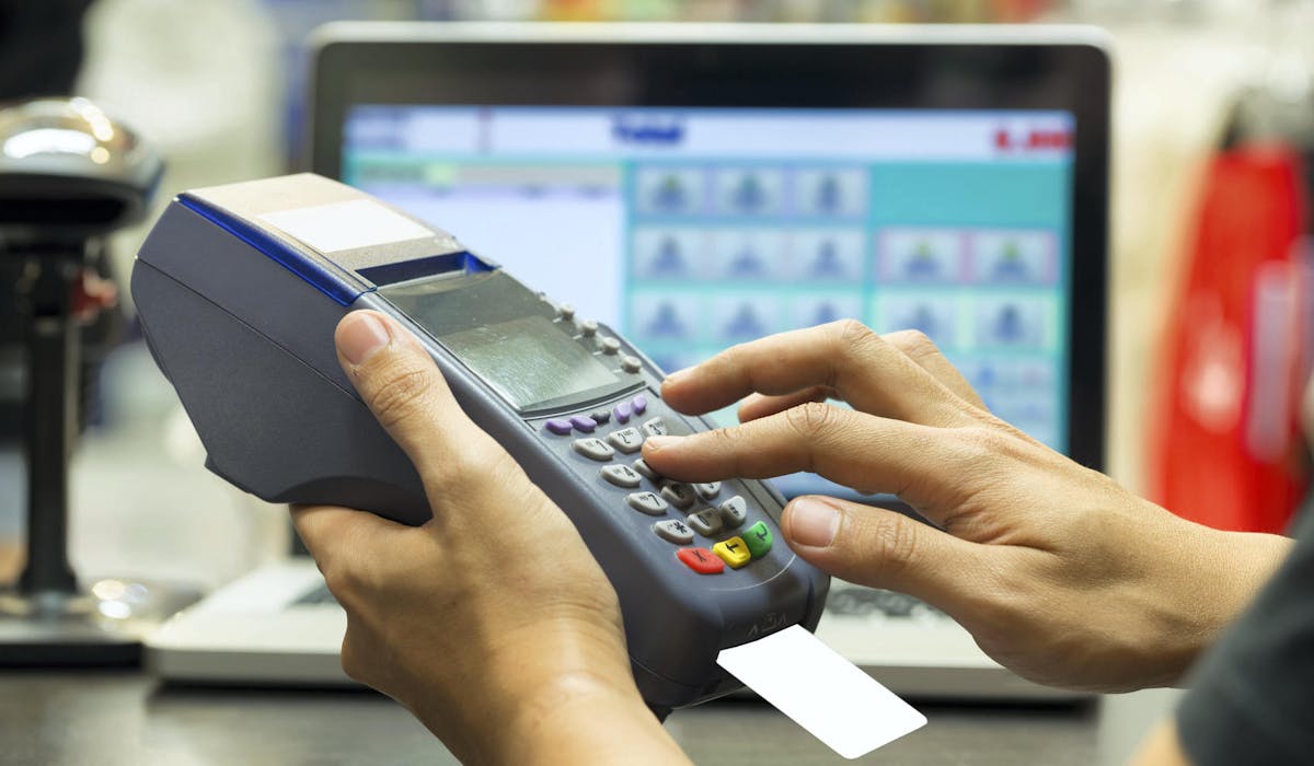 Masquez toujours le clavier d’une main lorsque vous tapez votre code sur un terminal de paiement.