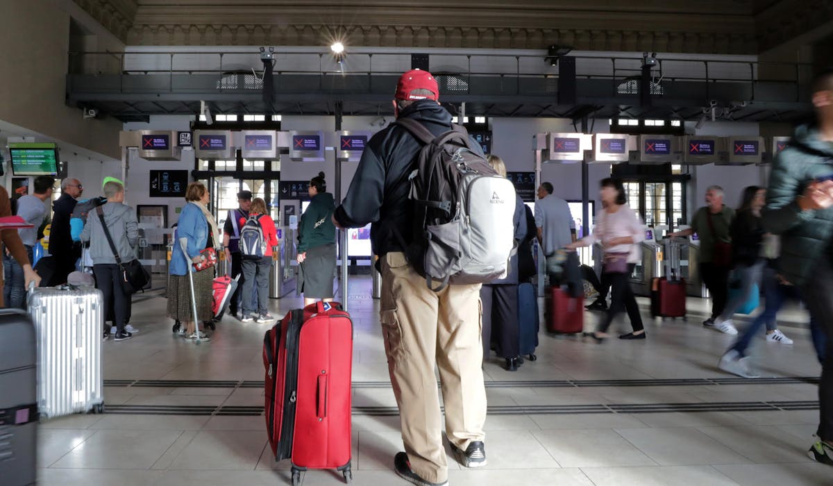 Des voyageurs à la gare de Nice, le 18 octobre.