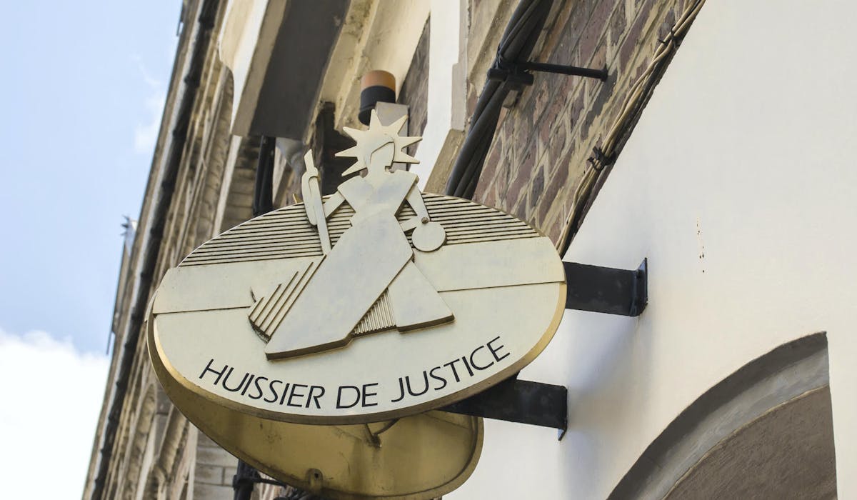 L’intervention d’un huissier de justice est obligatoire dans les procédures d’expulsion.