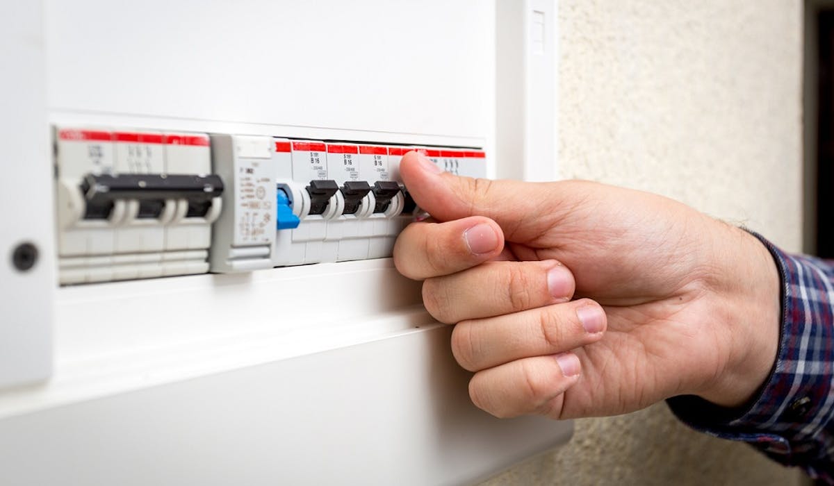 Le diagnostic électricité est obligatoire dès lors que l’installation électrique du logement a plus de 15 ans.