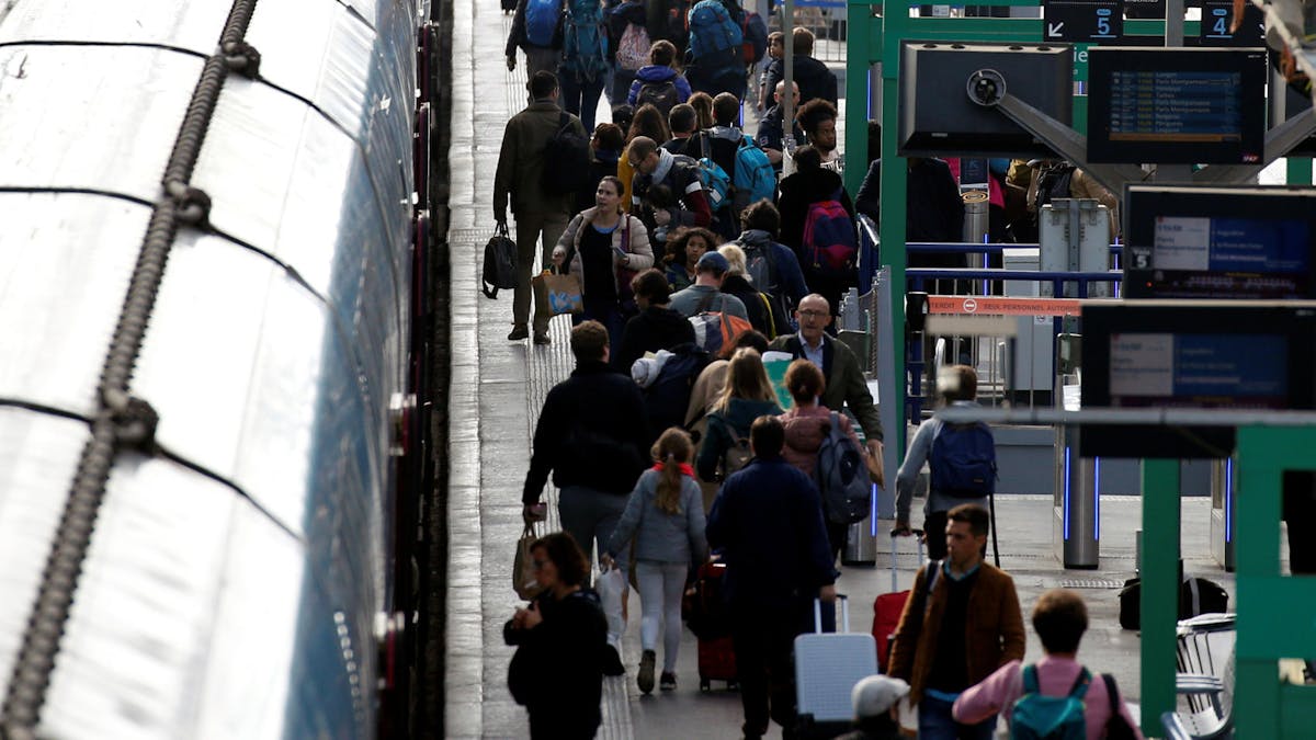 Des voyageurs à la gare de Bordeaux, lors d’une cessation du travail des cheminots le 28 octobre.