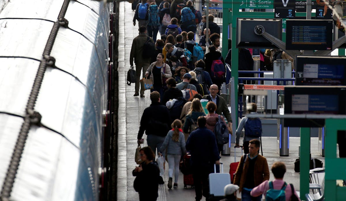 Des voyageurs à la gare de Bordeaux, lors d’une cessation du travail des cheminots le 28 octobre.