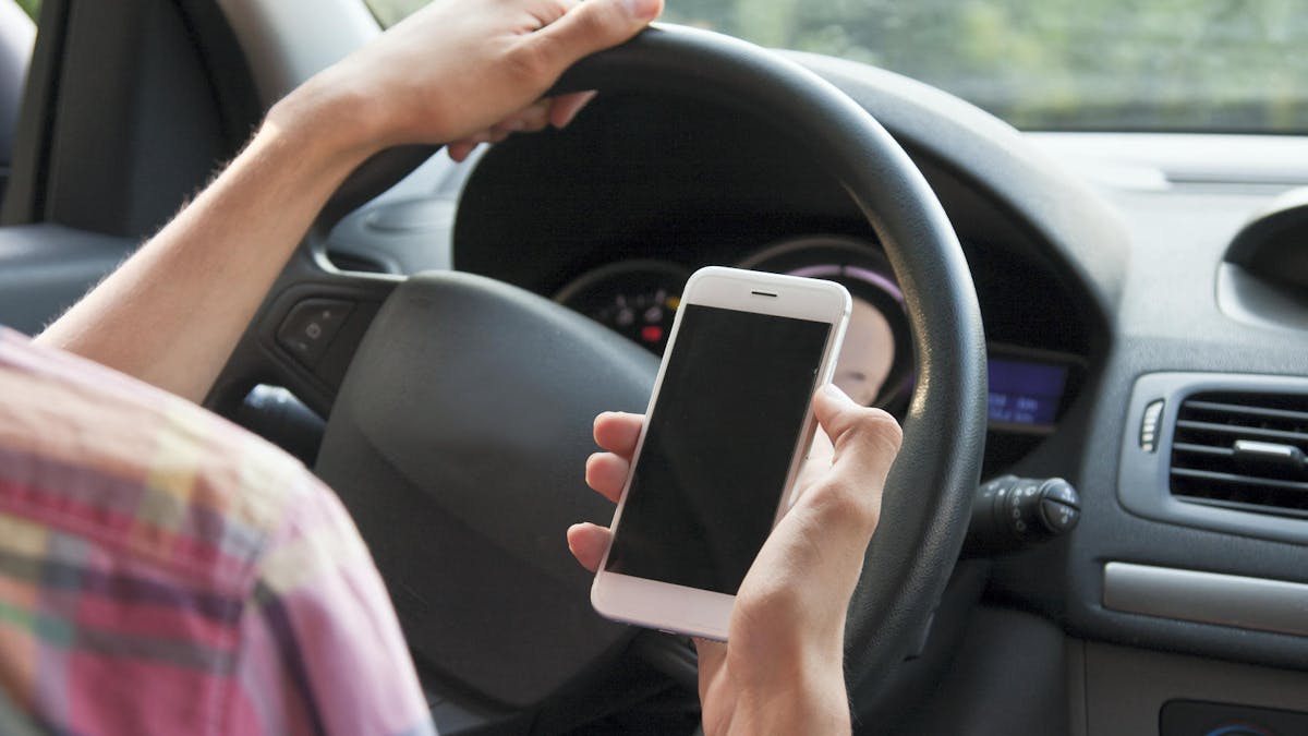 L’usage du téléphone portable au volant est passible d’une amende forfaitaire de 135 € et d’un retrait de 3 points sur votre permis de conduire.