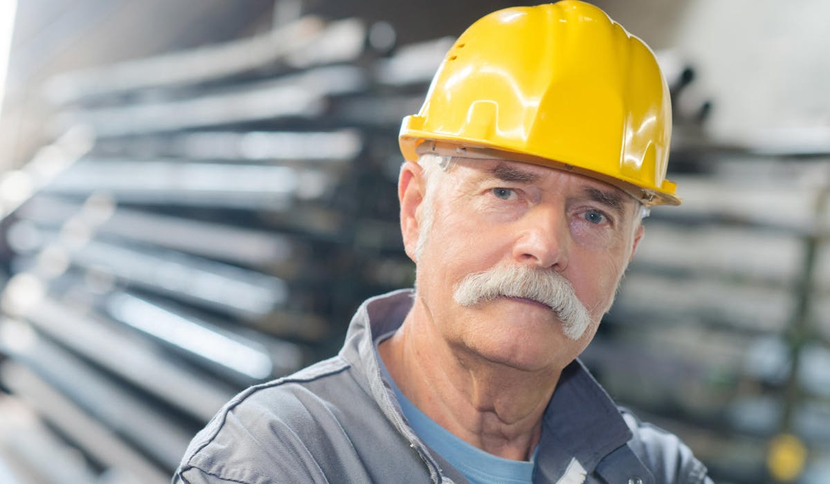 Le dispositif du cumul emploi-retraite, ouvert à tous les retraités, permet de travailler et de percevoir des revenus professionnels et des pensions de retraite (base et complémentaire).