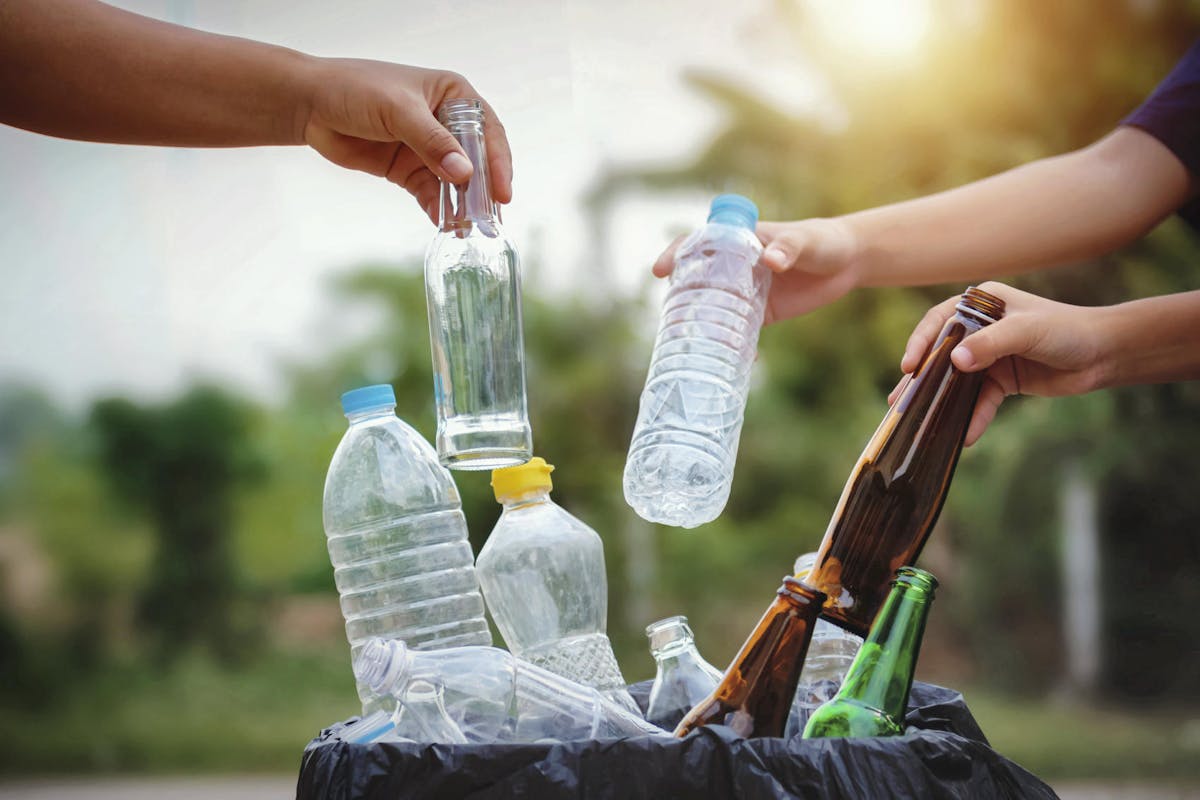 Environnement : pourquoi les maires s'opposent-ils au projet de consigne  pour bouteilles en plastique ?