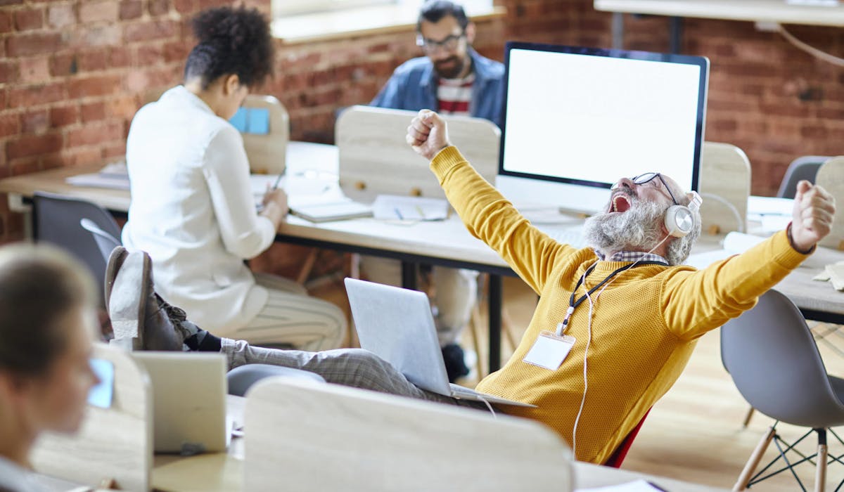 Les Français vont devoir travailler plus longtemps, mais les seniors sont les premières victimes des plans sociaux.