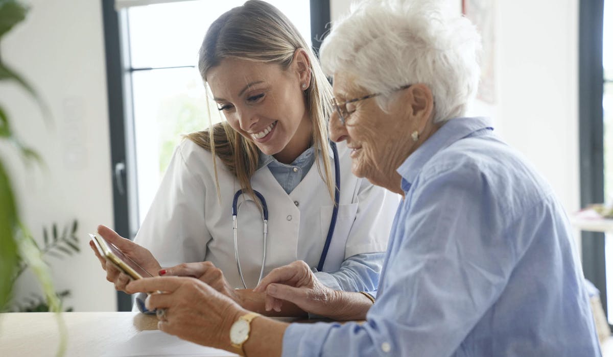 Certaines tablettes s'adressent aux seniors qui souhaitent devenir autonomes sur Internet.