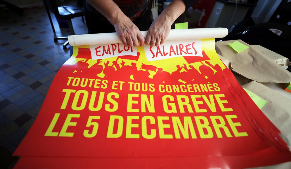 Un militant de la CGT à la Bourse du travail de Nice, le 3 décembre.