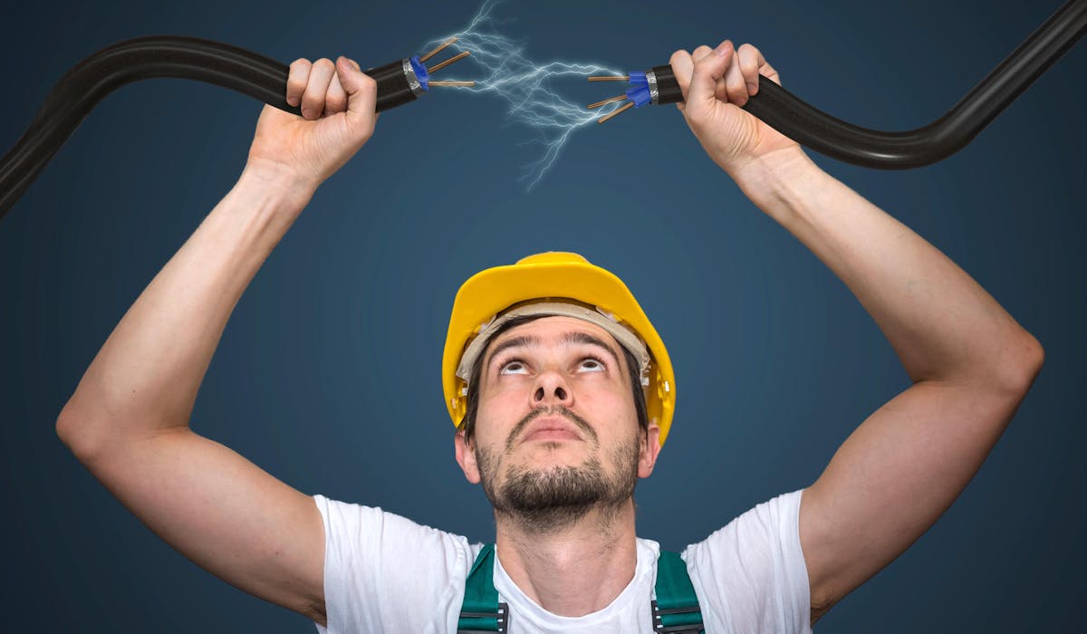 Enedis et RTE, filiales du groupe EDF, déposent plainte après les coupures d’électricité volontaires.