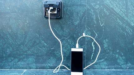 Incendie, électrocution : gare aux chargeurs de smartphone dangereux