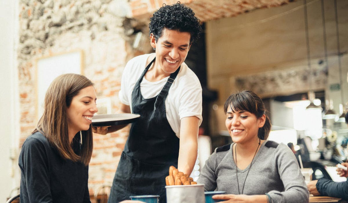 La restauration recrute beaucoup d'étudiants en été.