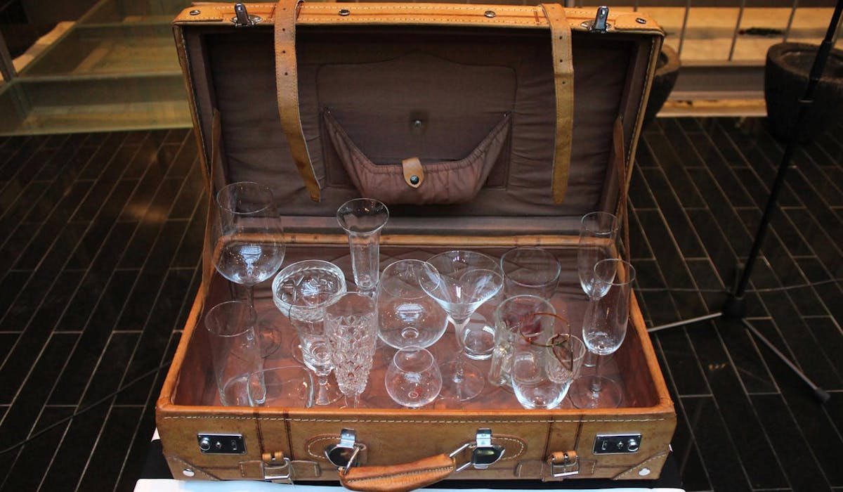 Achetez votre vaisselle en brocante et dites adieu à la vaisselle jetable !