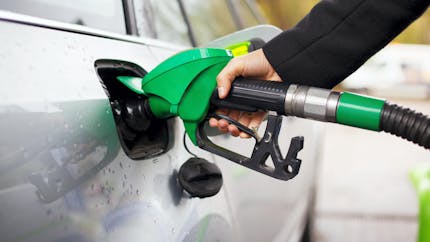Pourquoi les prix des carburants baissent ?