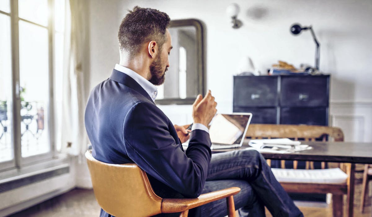 Un homme suit une formation gratuite par un Mooc à son domicile