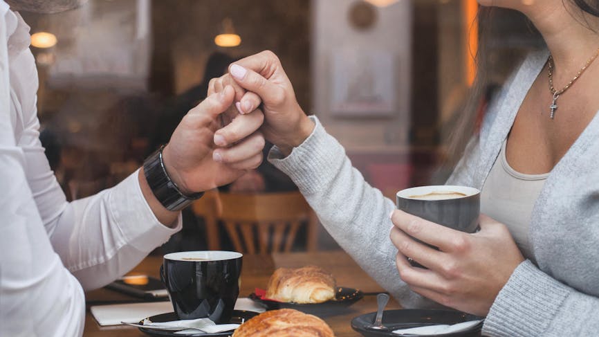 Un couple pacsé prend son petit déjeuner dans un café.