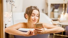 Des ados mortes en utilisant leur smartphone dans le bain : la DGCCRF alerte