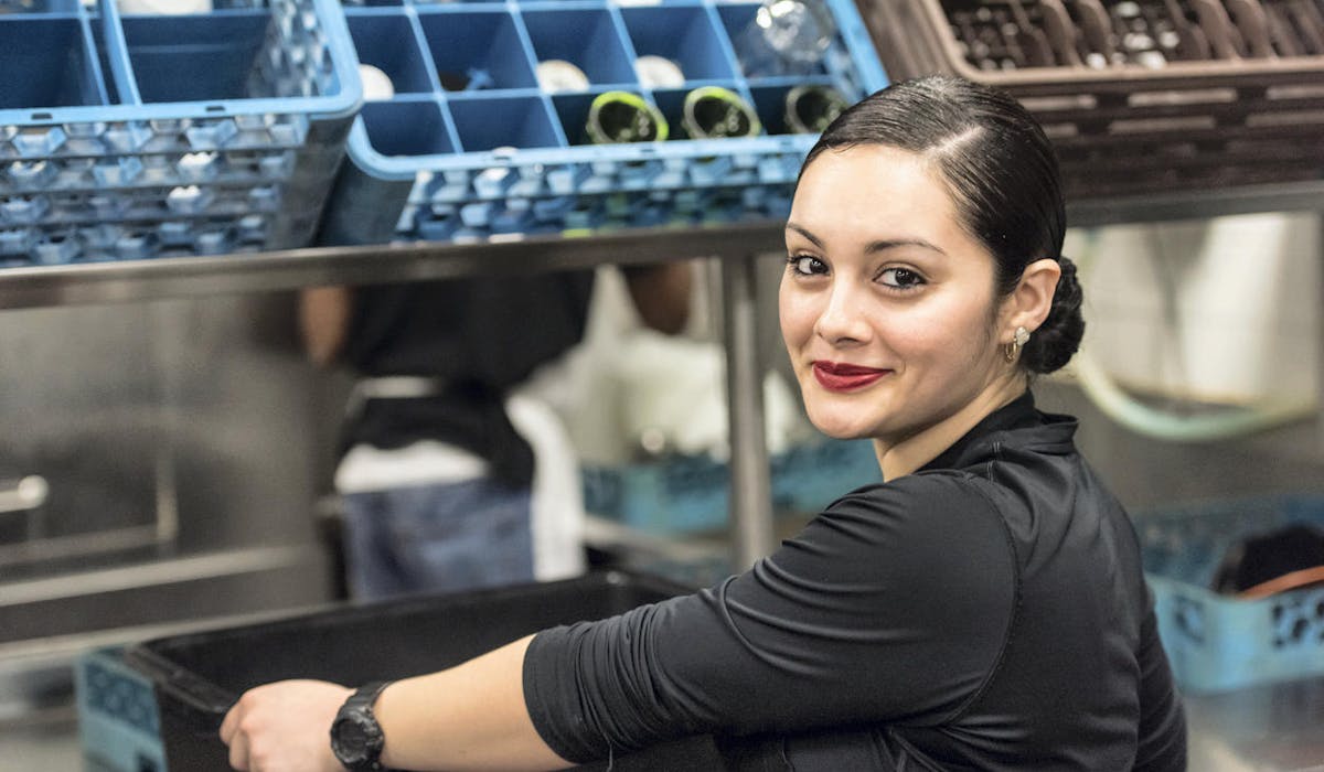 Une jeune femme travaille dans un atelier