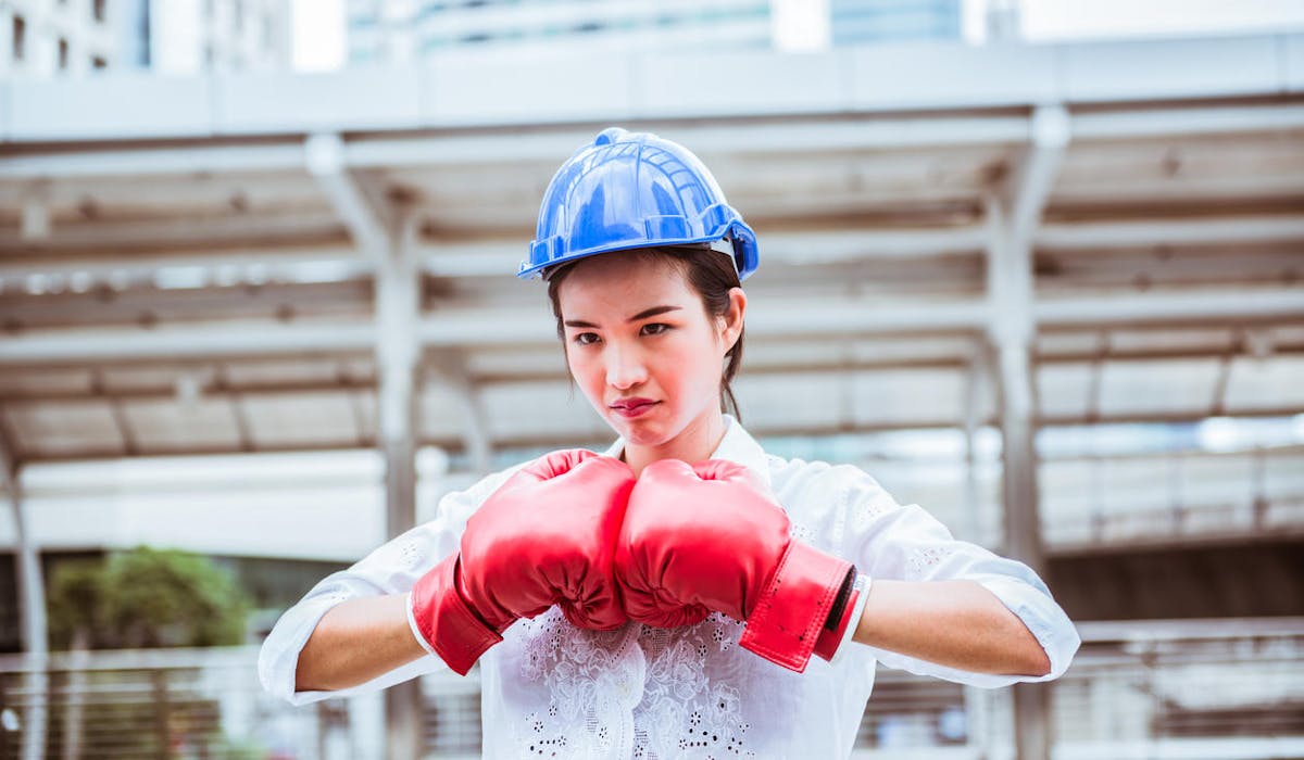 Une jeune femme avec des gants de boxe