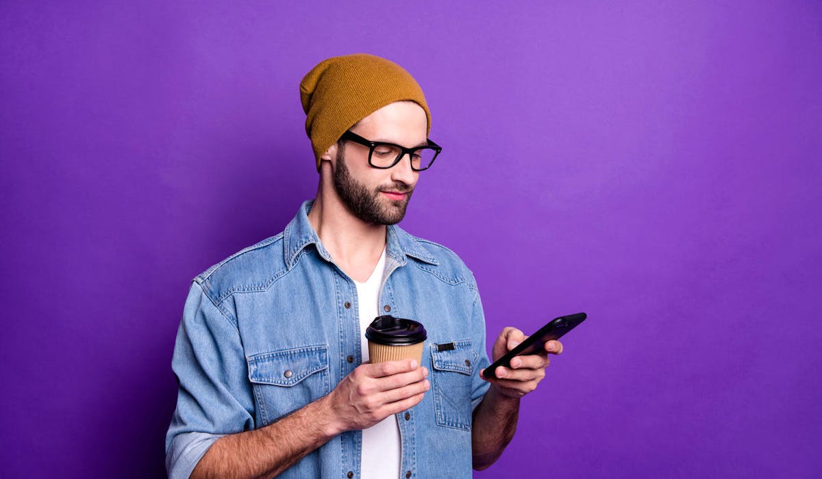 Un jeune homme consulte son téléphone portable