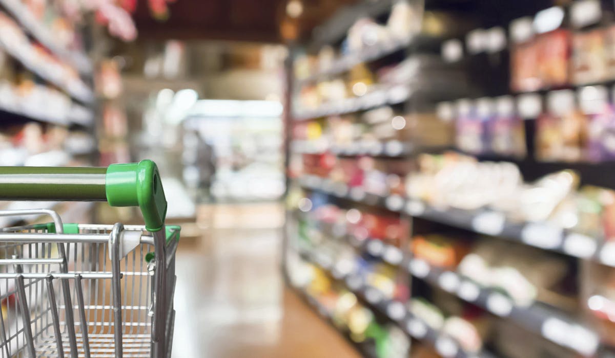 Des consommateurs ont dévalisé les magasins.