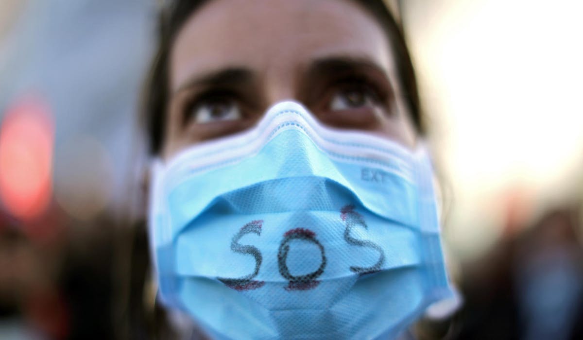 Une infirmière lors d’une manifestation à Nice contre la réforme des retraites, le 9 janvier à Nice.