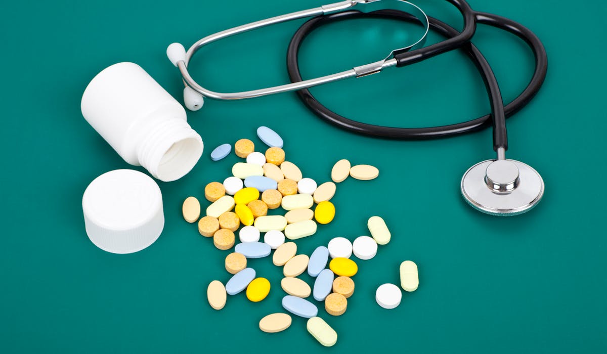 Un stéthoscope, des médicaments posés sur un bureau