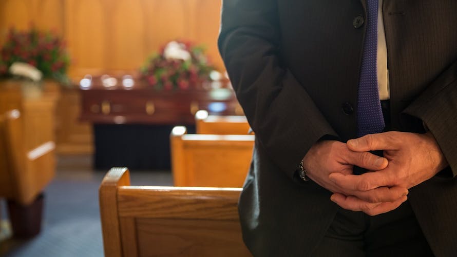 Confinement : est-il possible de se rendre aux obsèques d’un proche ?