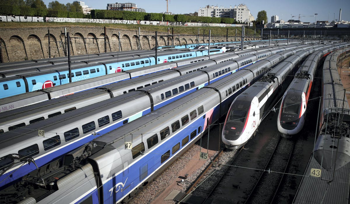 Des trains stationnés gare de Lyon, à Paris, le 14 avril.