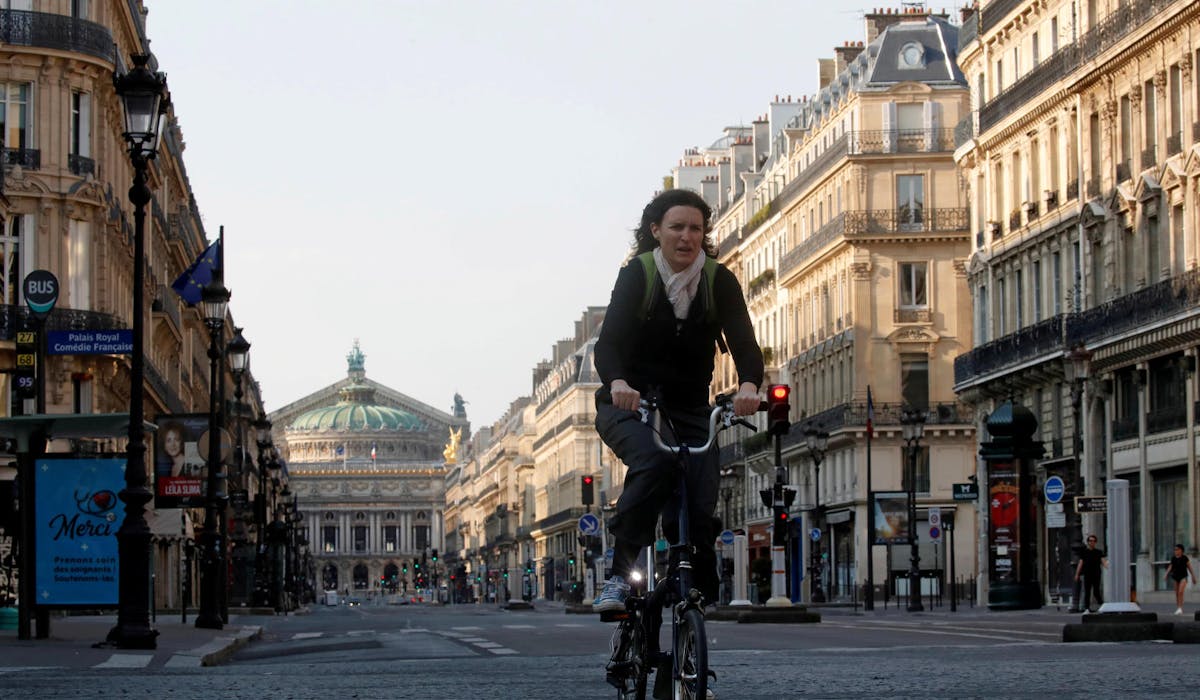 Près de l’Opéra Garnier, le 10 avril à Paris.