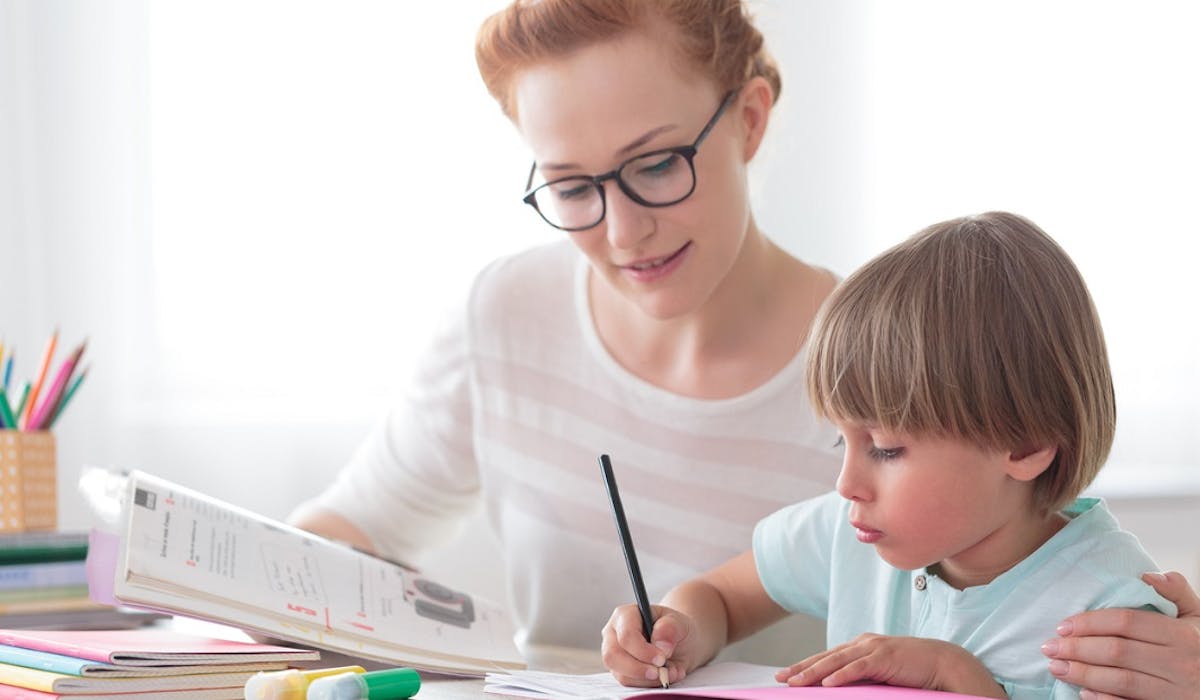 Mère, enfant, devoirs