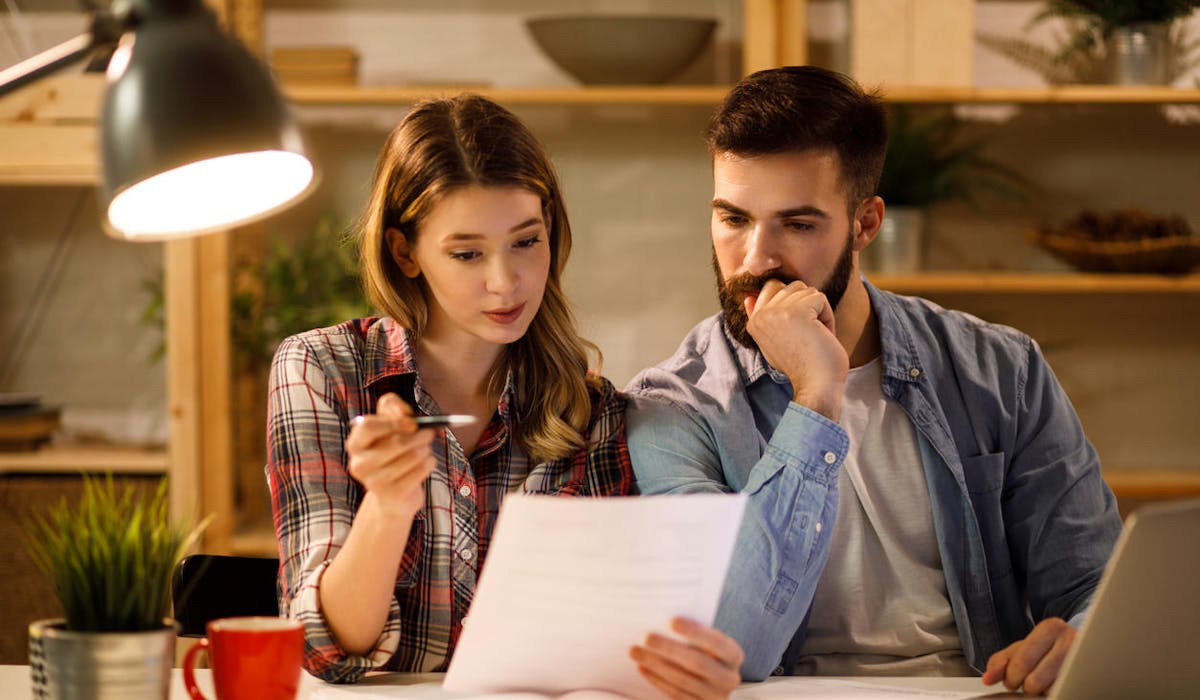 Un couple examine sa déclaration d'impôt