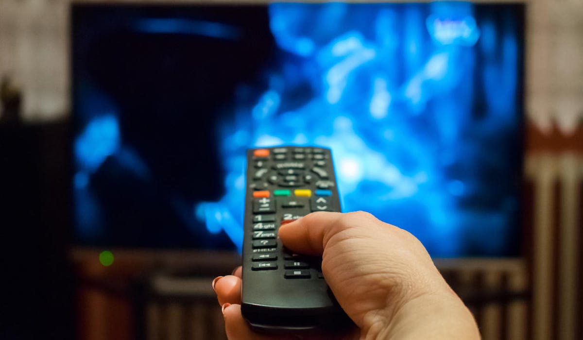 Un téléspectateur en plein zapping