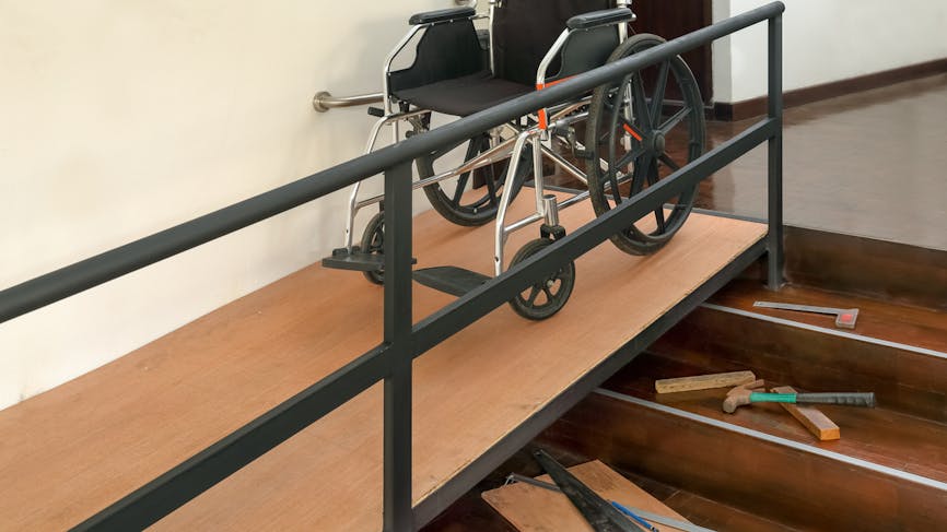 Installation d'une rampe pour les personnes à mobilité réduite