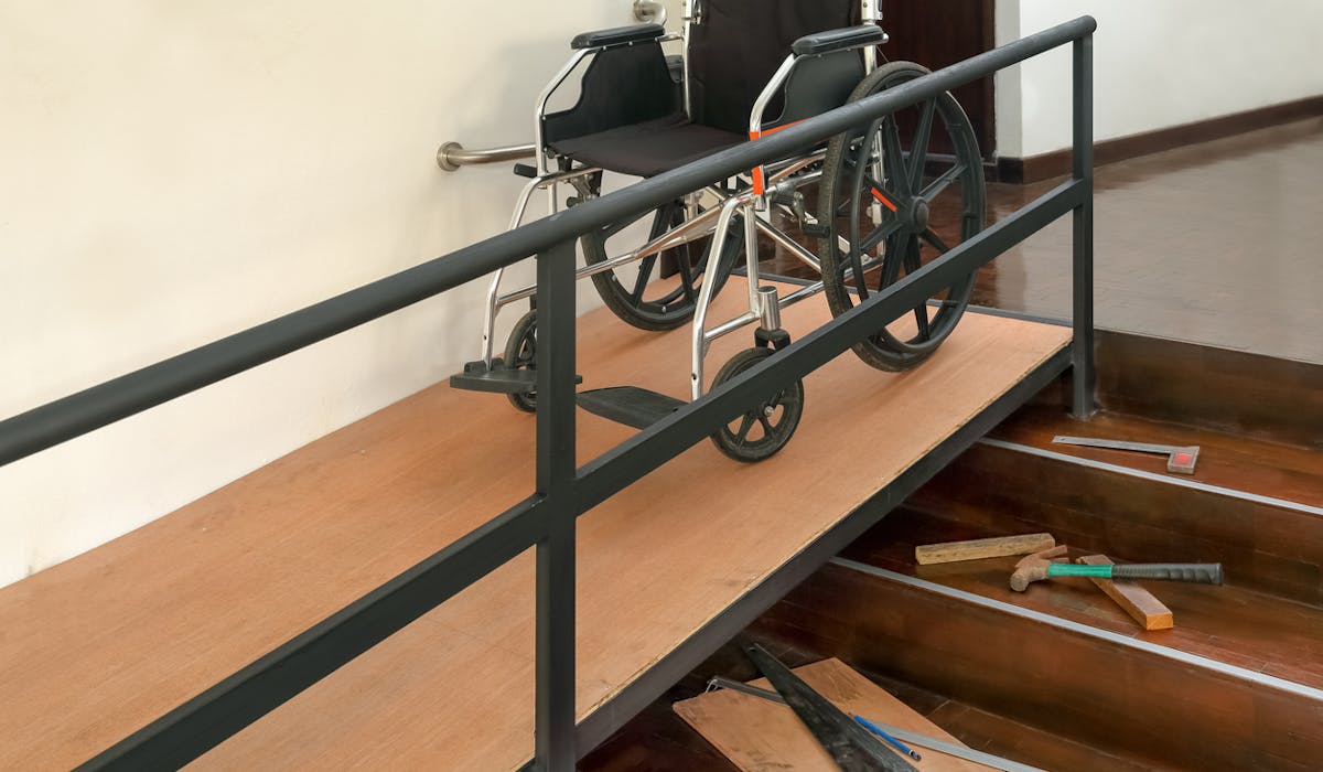 Installation d'une rampe pour les personnes à mobilité réduite