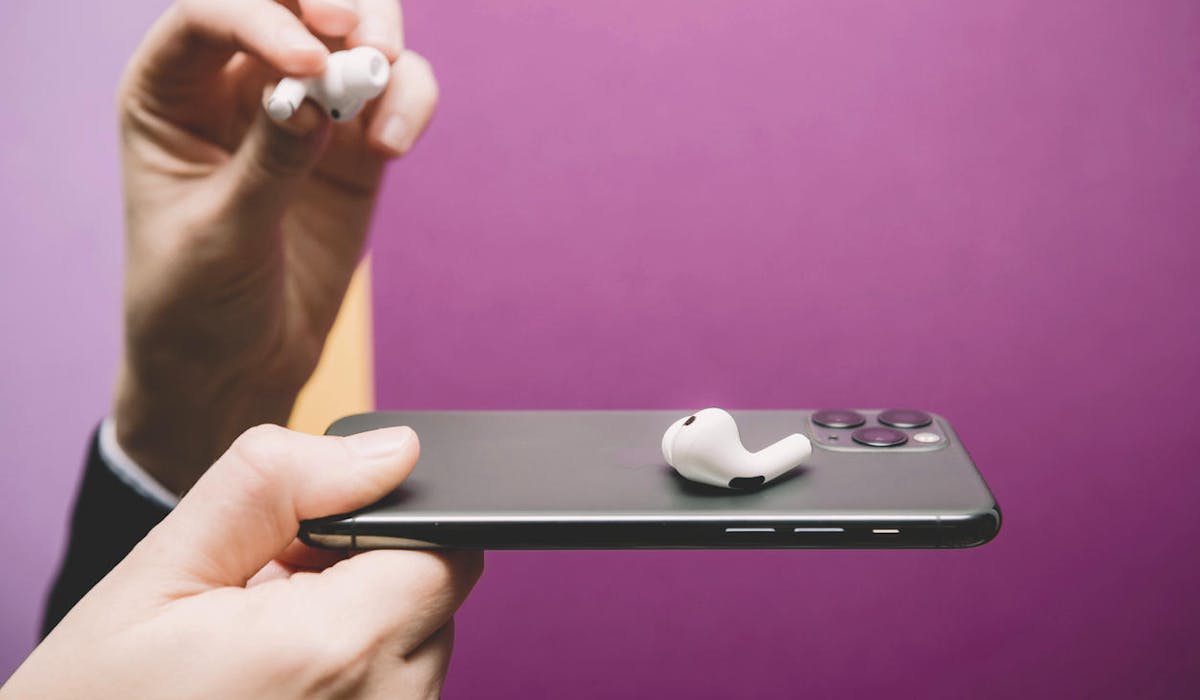 Des écouteurs sans fil sur un téléphone portable