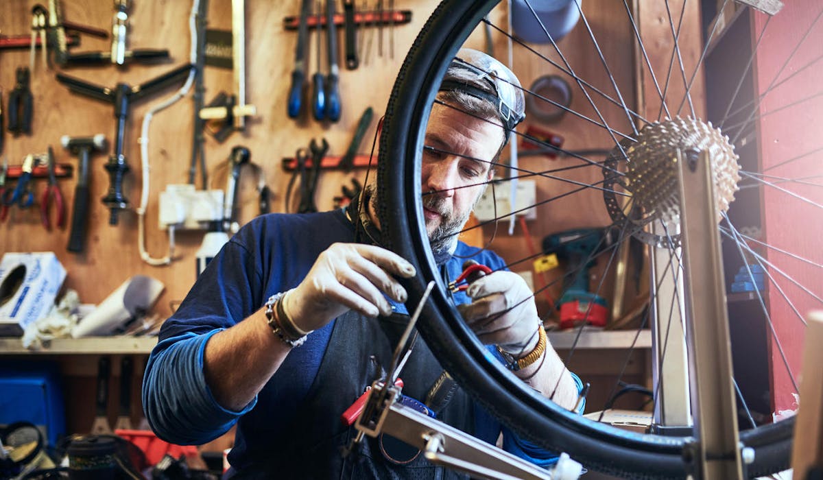 Un chômeur de longue durée a retrouvé du travail, il répare des vélos