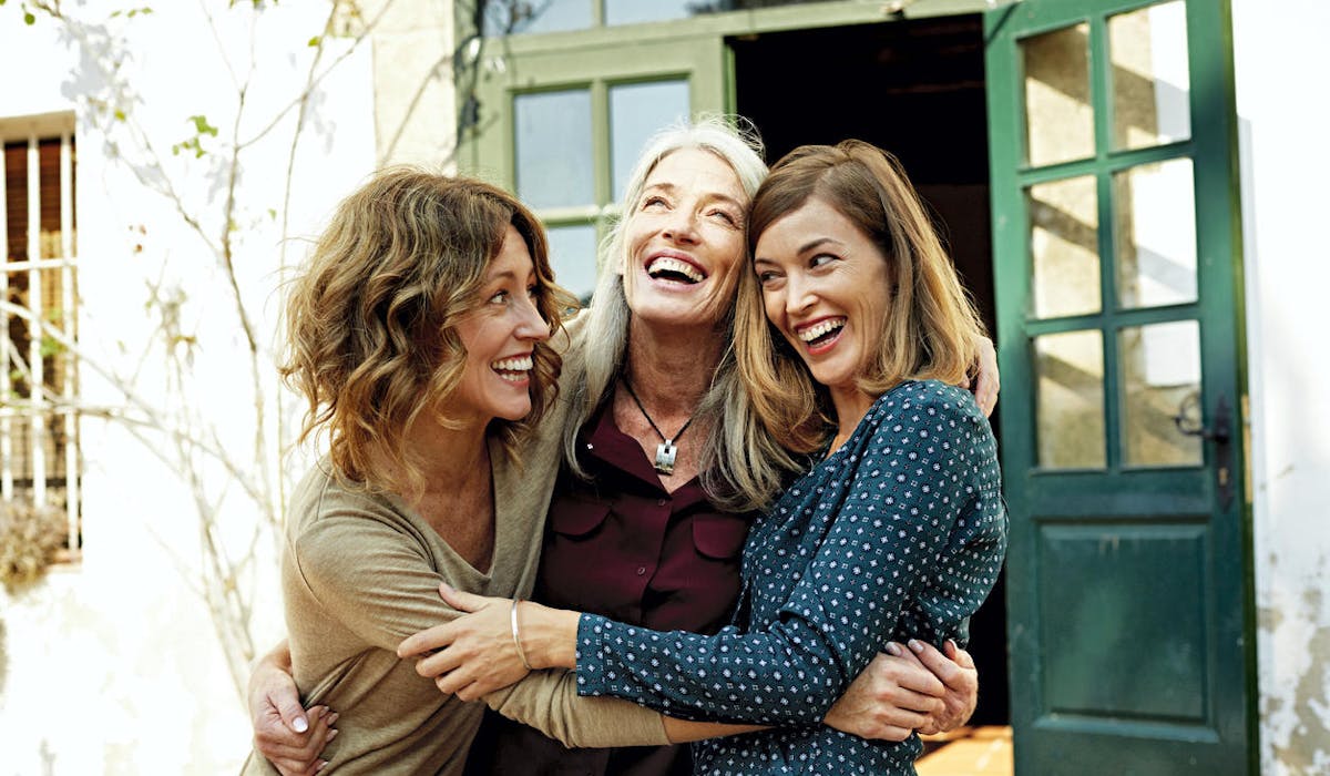 Une mère et ses deux filles achètent une maison