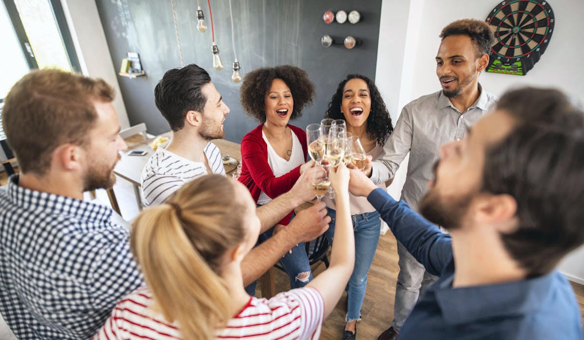Boire un apéro au bureau