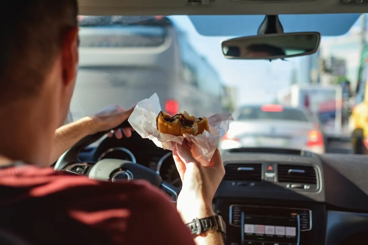 Manger, fumer, regarder une vido Les comportements au volant passibles d'une amende | Merci pour l'info Manger, fumer, regarder une vido Les comportements au volant passibles d'une amende | Merci pour l'info