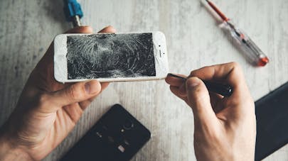 Ecran Casse Batterie Vous Pourrez Faire Reparer Votre Iphone Chez Un Reparateur Independant Dossier Familial Ecran Casse Batterie Vous Pourrez Faire Reparer Votre Iphone Chez Un Reparateur Independant Dossier Familial