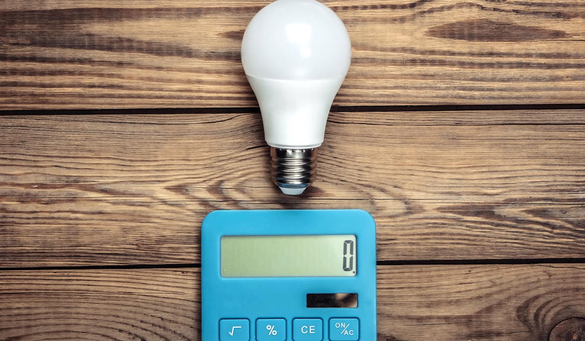 Une ampoule électrique et une calculette