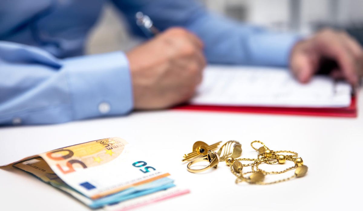 Un expert évalue des bijoux en or