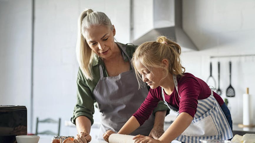 Une petite fille et sa mamie au pair font de la pâtisserie