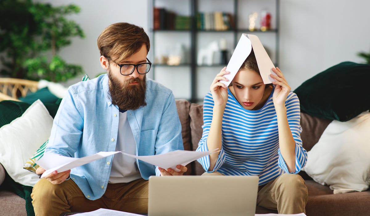 Un jeune couple fait ses comptes