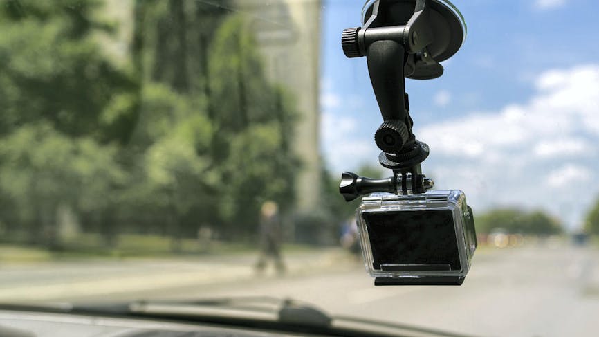 Une dashcam installée dans une voiture