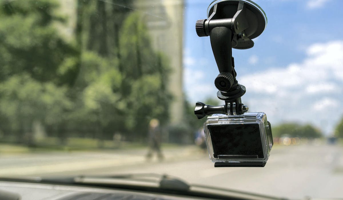 Une dashcam installée dans une voiture